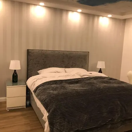Zuhause , Keine Party, 2 Erwachsene Апартаменты