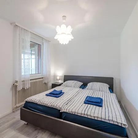 Cozy With Garden, Balcony And Parking Area In Apartament Düsseldorf
