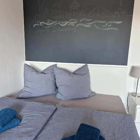 Daire Well Located Flat With Balcony Düsseldorf