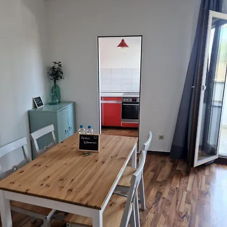 Daire Well Located Flat With Balcony Düsseldorf