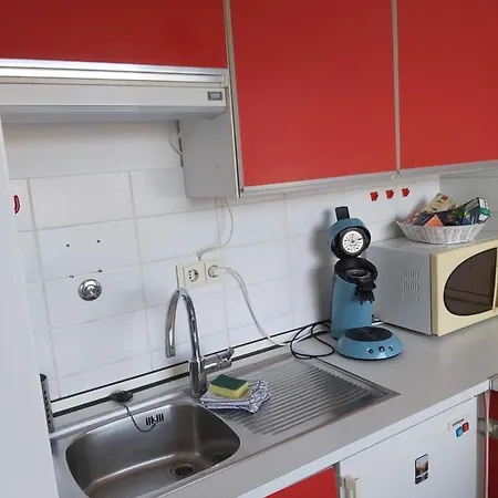Daire Well Located Flat With Balcony Düsseldorf