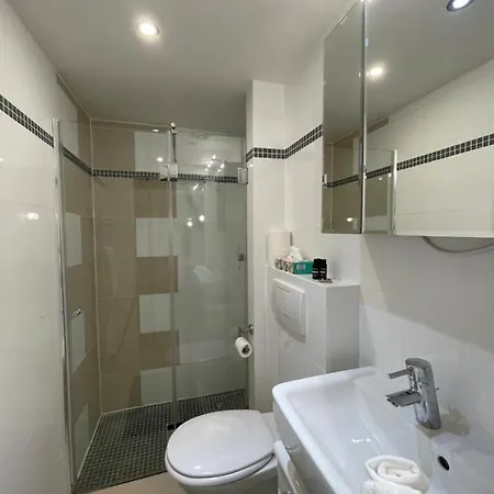 4 Bedrooms, 2 Bathrooms, Kitchen, Terrace - 10 Min To Fairground Appartement