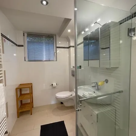 4 Bedrooms, 2 Bathrooms, Kitchen, Terrace - 10 Min To Fairground Appartement Düsseldorf