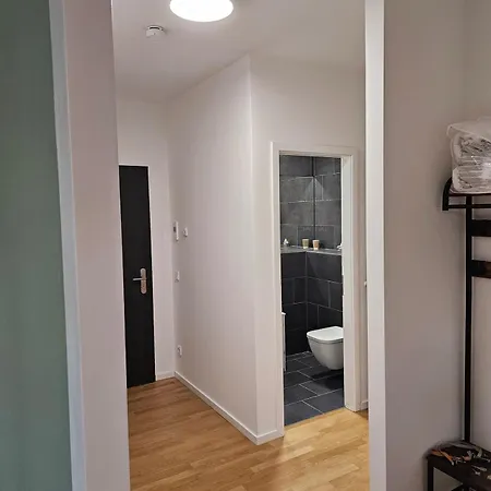 3 2 Bathrooms 2 Toilets New Center Of Underground Parking Space Contactless Self Check-in Apartman Düsseldorf