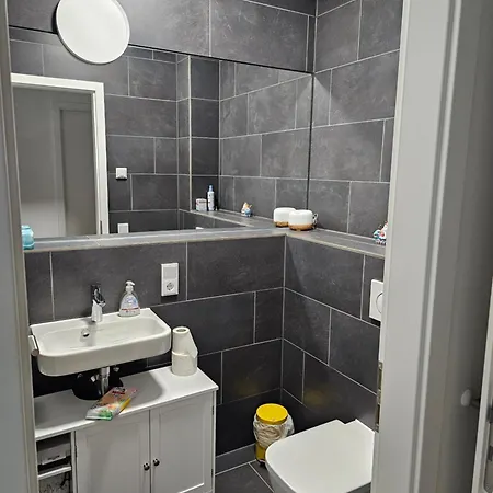 3 2 Bathrooms 2 Toilets New Center Of Underground Parking Space Contactless Self Check-in Apartman Düsseldorf