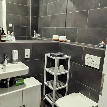 3 2 Bathrooms 2 Toilets New Center Of Underground Parking Space Contactless Self Check-in Düsseldorf