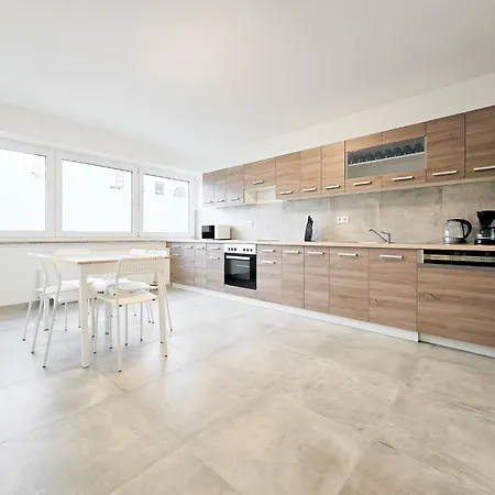 Raj Living - With 5 - 15 Min Messe Dus & 10 Min Old Town Dus