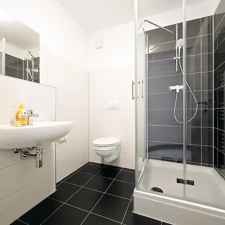 Raj Living - With 5 - 15 Min Messe Dus & 10 Min Old Town Dus Appartamento