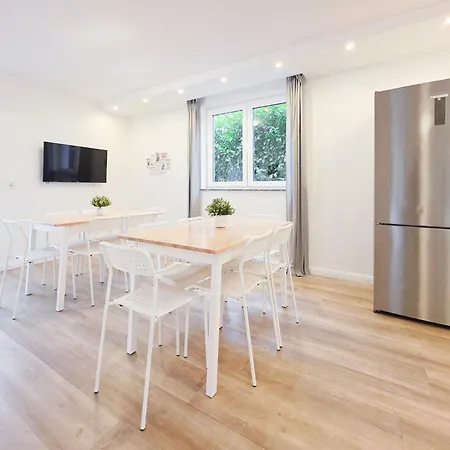 Raj Living - 6 Haus - Grosse Kueche - Garten - Parkplatz - 25min Messe Dus Апартаменты