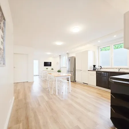 Raj Living - 6 Haus - Grosse Kueche - Garten - Parkplatz - 25min Messe Dus Апартаменты *