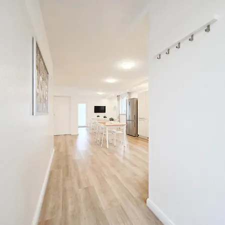 Апартаменты Raj Living - 6 Haus - Grosse Kueche - Garten - Parkplatz - 25min Messe Dus *