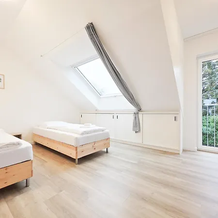 Апартаменты Raj Living - 6 Haus - Grosse Kueche - Garten - Parkplatz - 25min Messe Dus