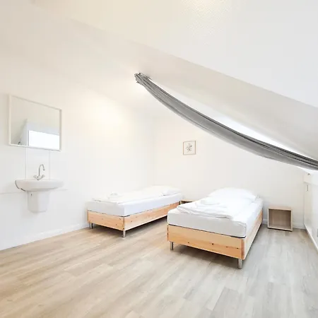 Raj Living - 6 Haus - Grosse Kueche - Garten - Parkplatz - 25min Messe Dus Апартаменты *