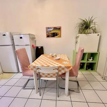 Daire Cozy 2-room-apartment On Zoo Park In District 2