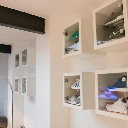 White Lofty Und White Apartment