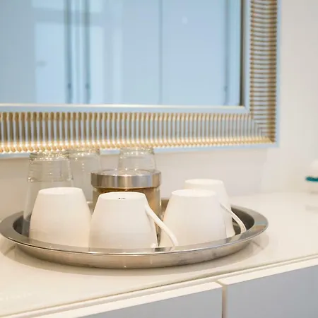 White Lofty Und White Apartment *