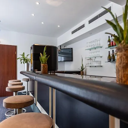 Trip Esplanade, Hotell 4*