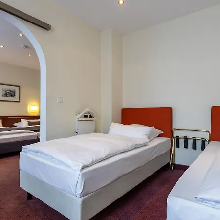 Trip Esplanade, Hotell