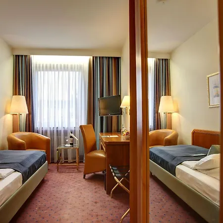 Trip Esplanade, Hotell