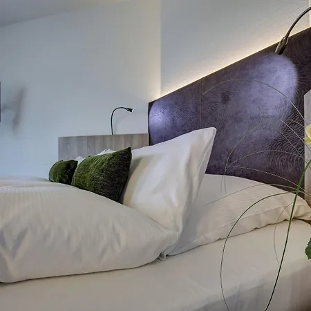 Trip Esplanade, Hotell