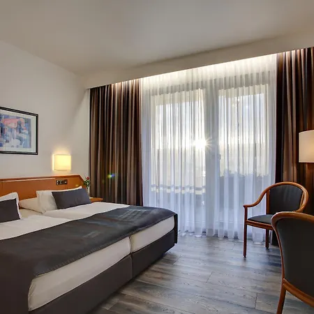 Trip Esplanade, Hotell 4*