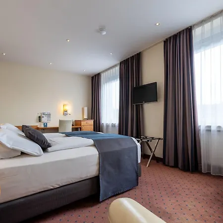 Trip Esplanade, Hotell 4*