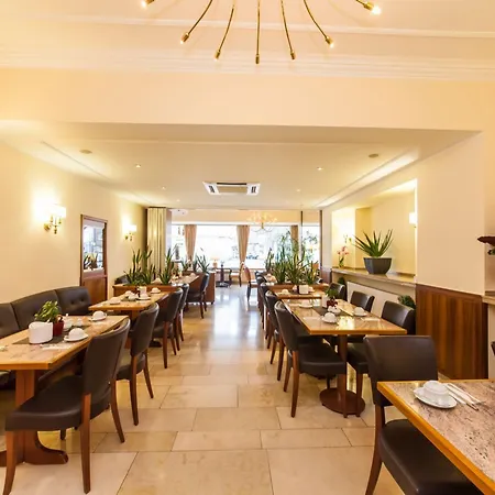 Aparthotel Flora 4*