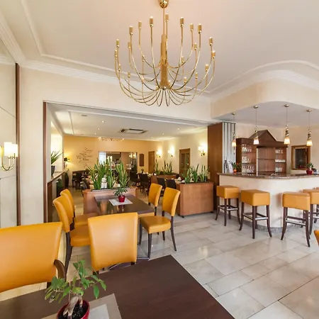 Aparthotel Flora 4*