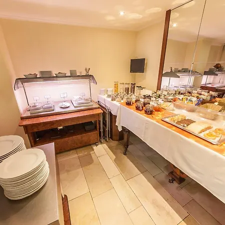 Flora Aparthotel 4*
