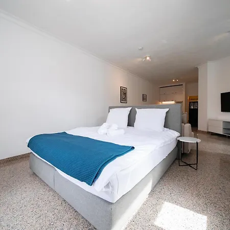 Favorite Stays - And - Apartment