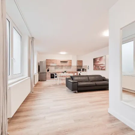 Raj Living - With 3 - 15 Min Messe Dus & 10 Min Old Town Dus Apartment *