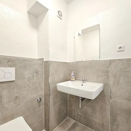 Raj Living - 2 Or 3 - 15 Min Zur Messe Dus & 10 Min Old Town Dus Appartamento