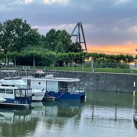 Botel Hausboot Iron Franz- Entspannung Auf Dem Wasser Dusseldorf