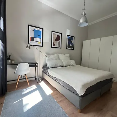 Apartment Altbau-traum Im Medienhafen Dusseldorf
