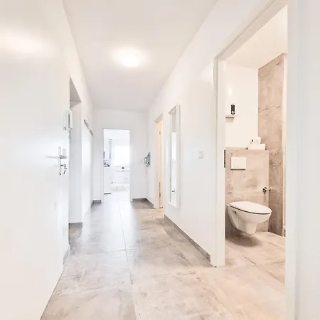 Raj Living - 2 Or 3 - 15 Min Zur Messe Dus & 10 Min Old Town Dus Appartamento *