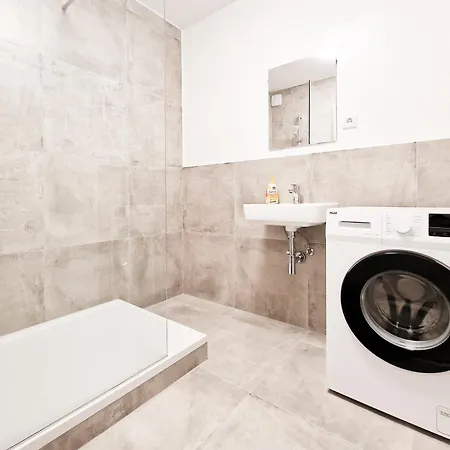 Raj Living - 2 Or 3 - 15 Min Zur Messe Dus & 10 Min Old Town Dus Appartamento