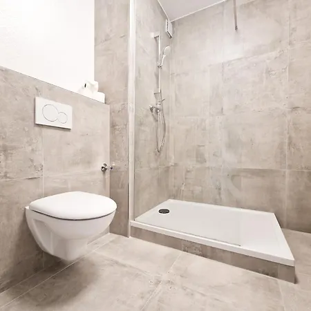 Raj Living - 2 Or 3 - 15 Min Zur Messe Dus & 10 Min Old Town Dus Appartamento