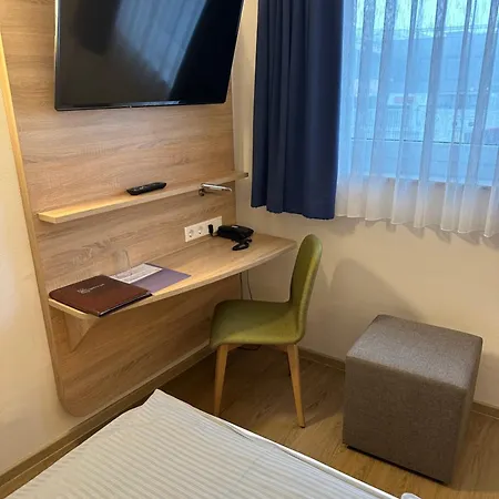 Am Vogelsanger Weg Otel 3*