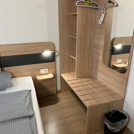 Hotell Am Vogelsanger Weg 3*