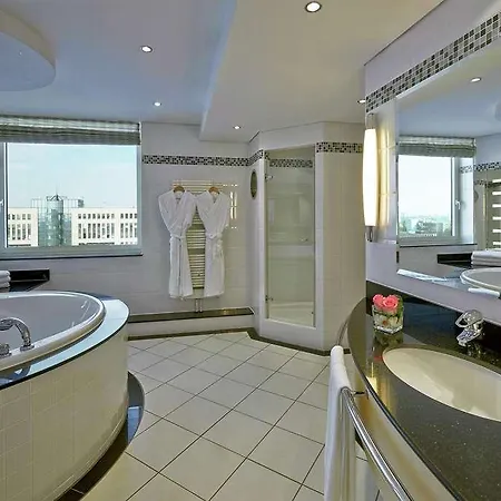 Hilton מלון