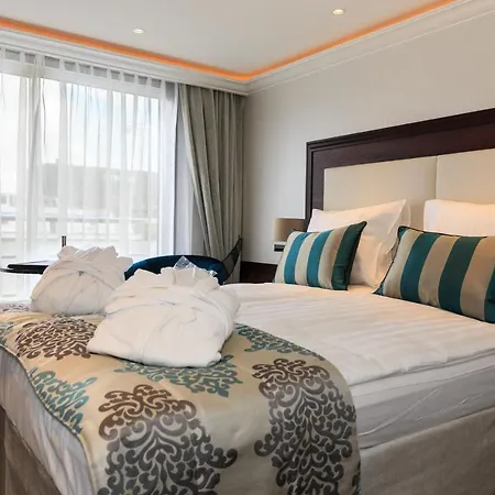 Select Ms Charles Dickens - 5* Düsseldorf
