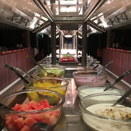 Select Ms Charles Dickens - 5* Düsseldorf