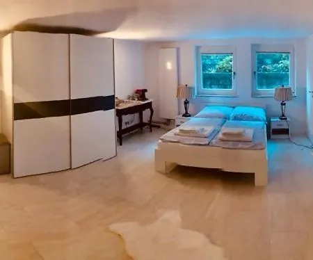 Souterrain Mit Separatem Eingang Und Bad Privatunterkunft *