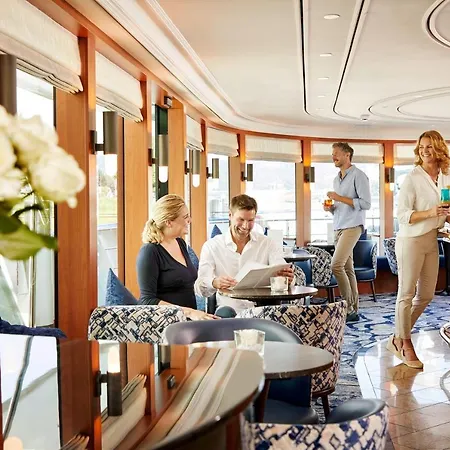 Отель Viva Riverside Altstadt 4*