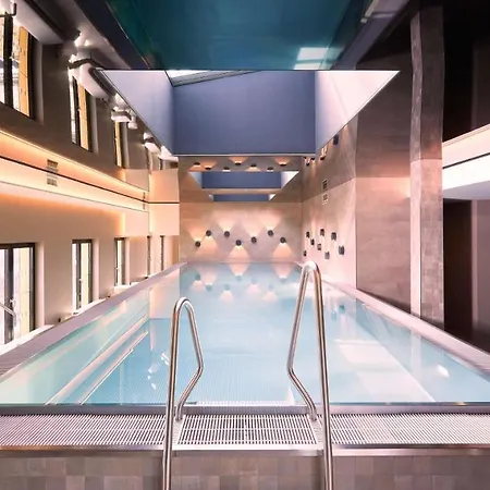 Adina Hotel 4*