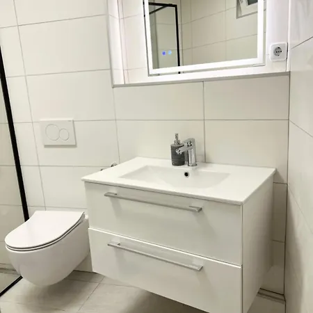 Near Messe And Airport, 2-bedroom Duplex With Kitchen And Garden