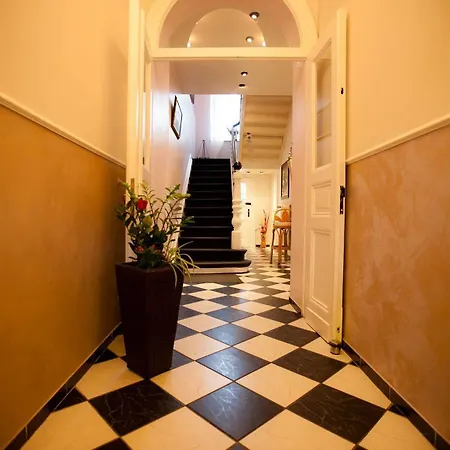 Отель Carlton Mayfair 3*