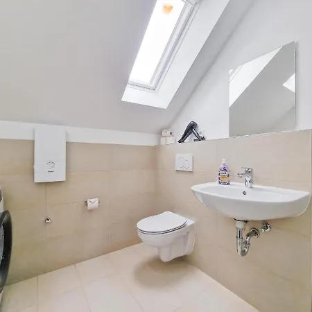 Raj Living - 1 Or 3 - 20 Min Messe Dus And Old Town Dus Апартаменты *