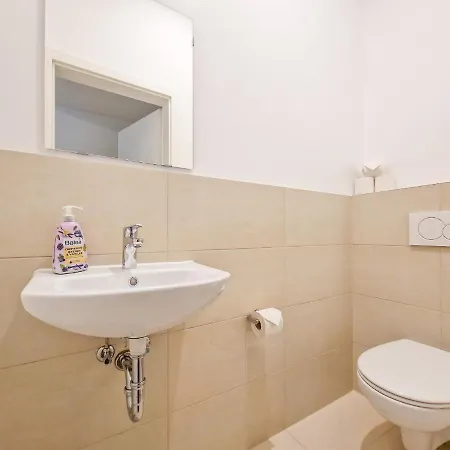 Апартаменты Raj Living - 1 Or 3 - 20 Min Messe Dus And Old Town Dus