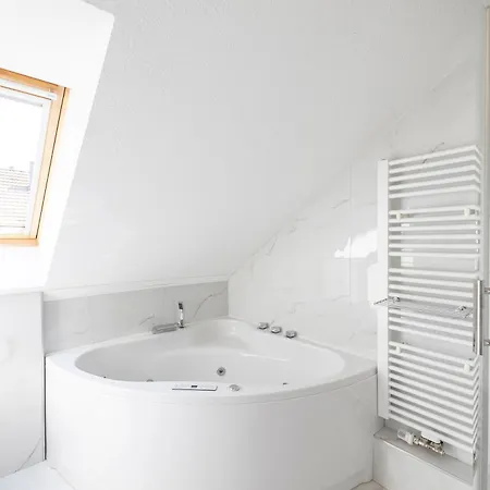Penthouse With Whirlpool Central * Düsseldorf